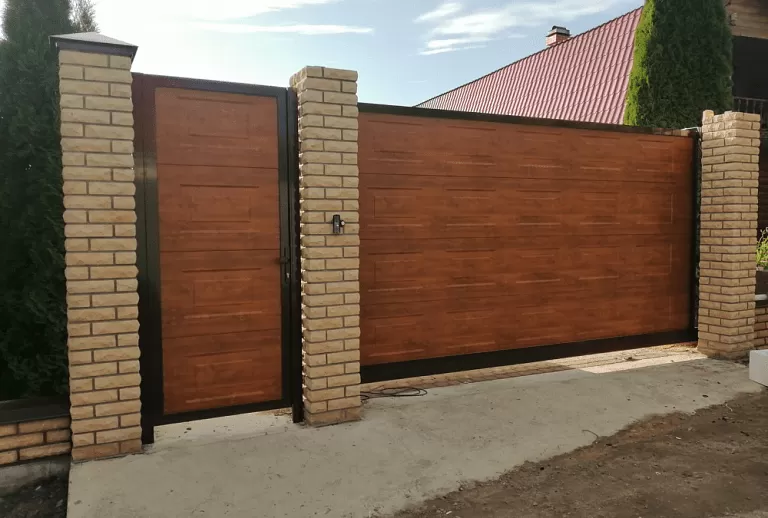 Откатные ворота с калиткой Откатные ворота с калиткой