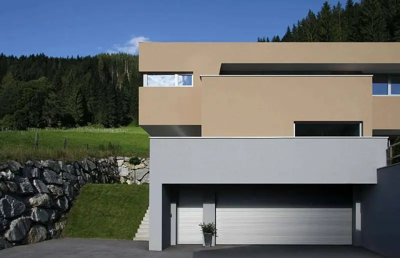 Секционные гаражные ворота с дверью в одном стиле Секционные гаражные ворота с дверью в одном стиле