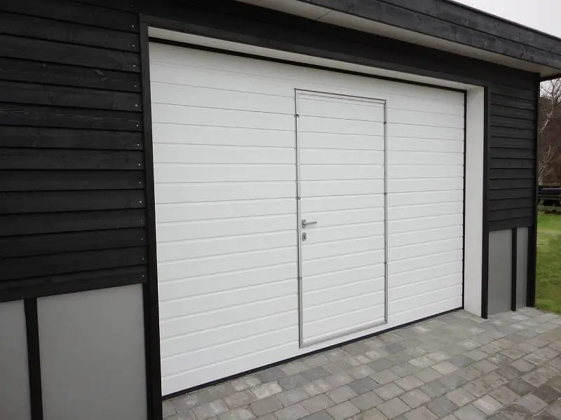 Секционные ворота со встроенной калиткой Секционные ворота со встроенной калиткой